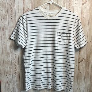 3/$15 ☮️ Classic White Striped Shirt